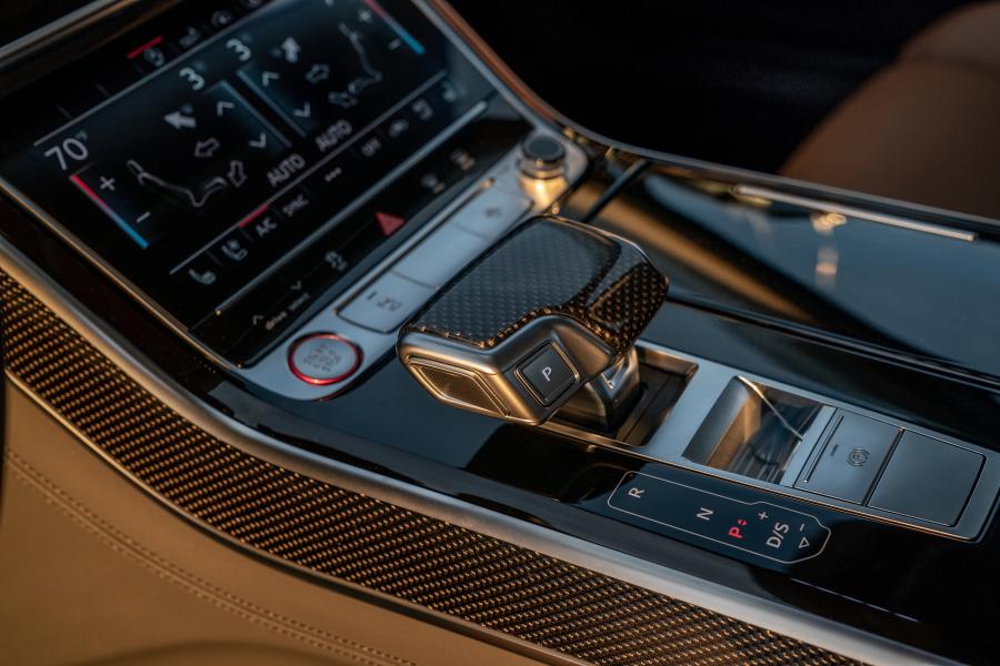 Детали интерьера Audi S8 (D5) 2019 года  (NA) (фото 18 из 40)